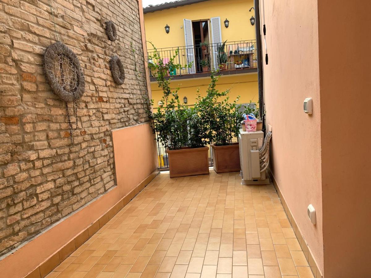 Elegante Appartamento In Centro A Cesena Kültér fotó